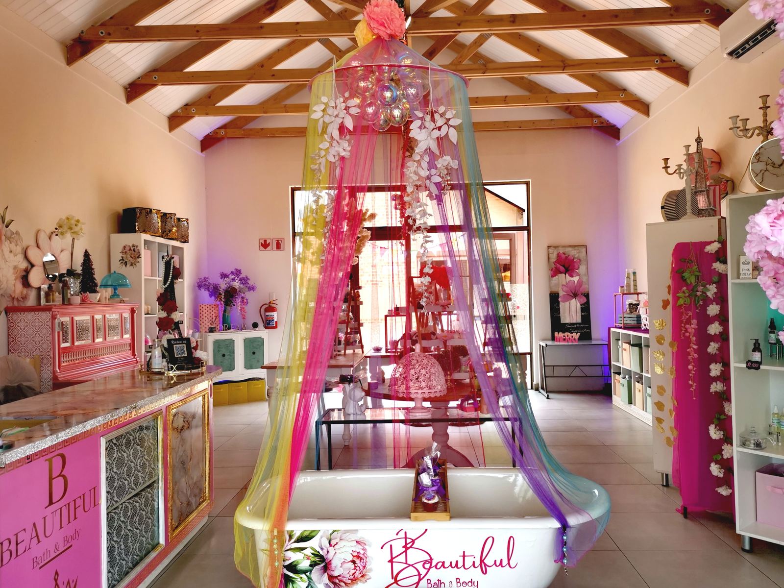 B Beautiful shop display table